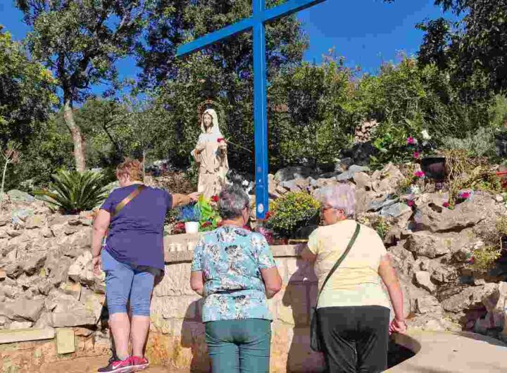 la Croce Blu rappresenta un simbolo di fede e di speranza