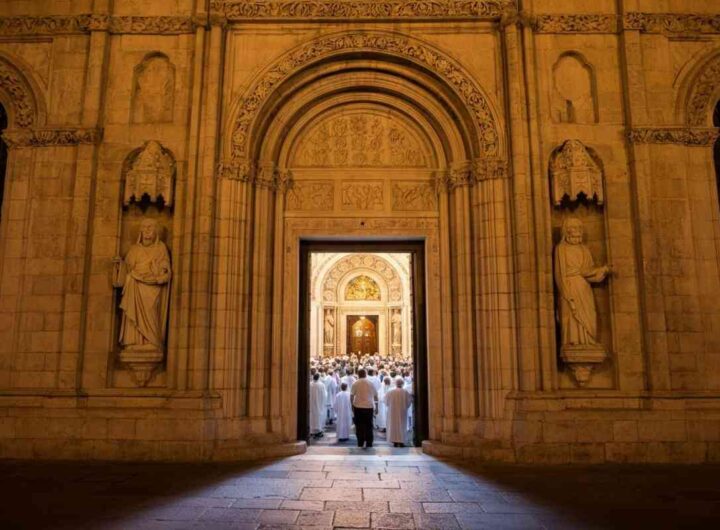 La Porta Santa si apre a L’Aquila: Parolin celebra la 731.ma Perdonanza celestiniana