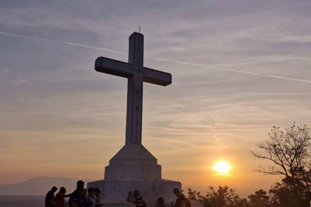 Il Monte Krizevac è un luogo di grande significato spirituale e culturale