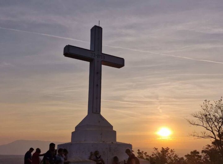 Il Monte Krizevac è un luogo di grande significato spirituale e culturale