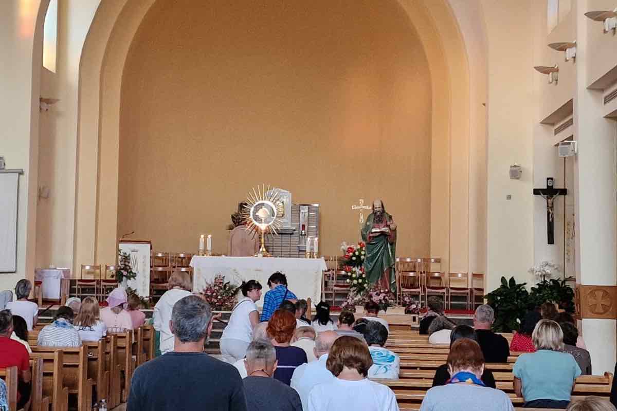 la statua di San Giacomo affianco al Santissimo Sacramento