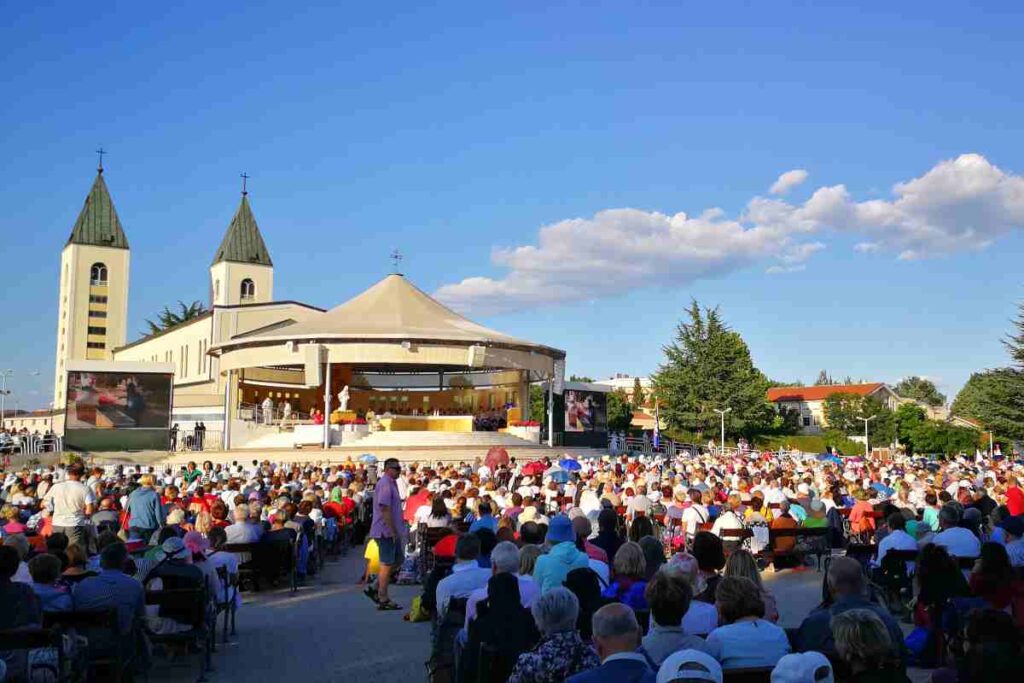 La Santa Messa - Altare esterno Medjugorje