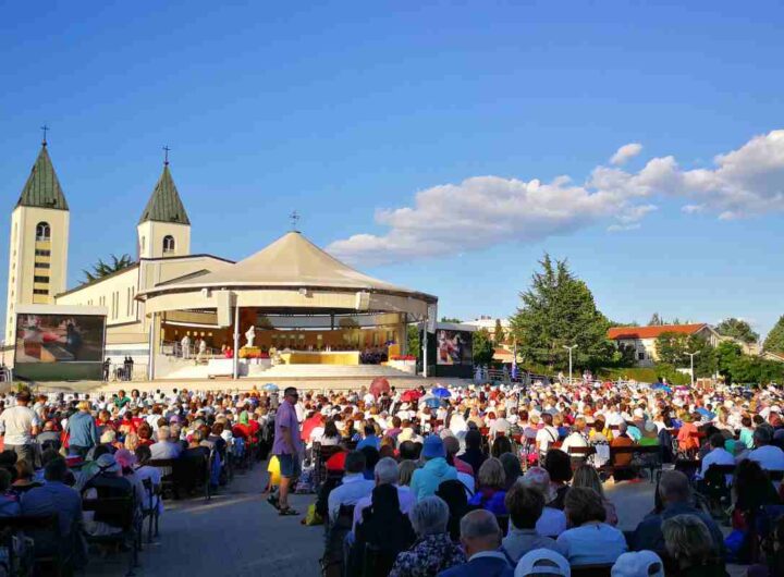 La Santa Messa - Altare esterno Medjugorje