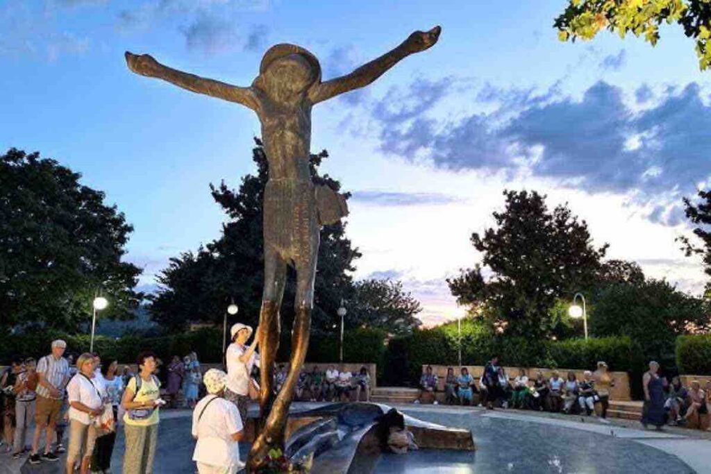 La scultura "Cristo Risorto" di Andrei Ajdic è un'opera che va oltre il semplice atto di creare arte