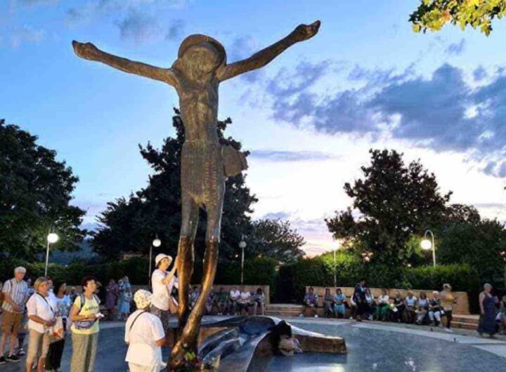 La scultura "Cristo Risorto" di Andrei Ajdic è un'opera che va oltre il semplice atto di creare arte