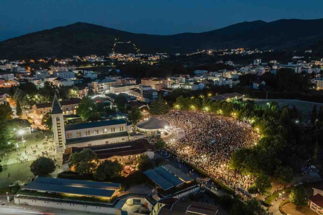 Medjugorje, recentemente riconosciuta dal Vaticano come porta giubilare, offre un contesto spirituale significativo per coloro che vogliono vivere questa esperienza.