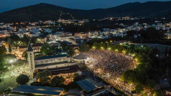 Medjugorje, recentemente riconosciuta dal Vaticano come porta giubilare, offre un contesto spirituale significativo per coloro che vogliono vivere questa esperienza.