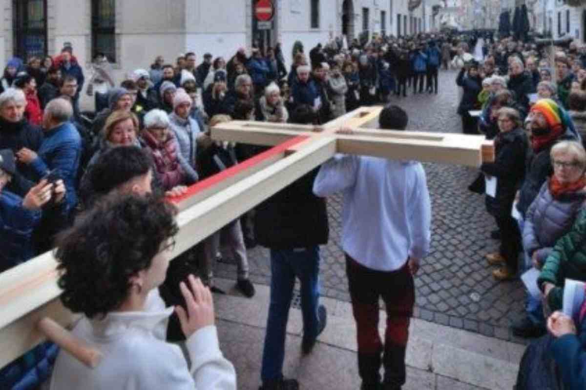 La croce dei ragazzi: un pellegrinaggio emozionante nell'arcidiocesi di Trento