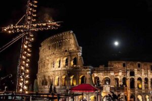 La Via Crucis, una delle più toccanti espressioni della pietà cristiana, ha trovato nel Colosseo di Roma un luogo privilegiato di celebrazione grazie all'opera instancabile di San Leonardo da Porto Maurizio.